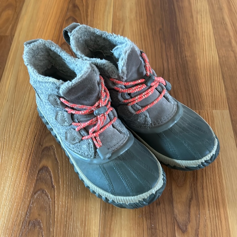 | Sorel | Out N About Plus Gray Waterproof  Duck Boots Size Y 4